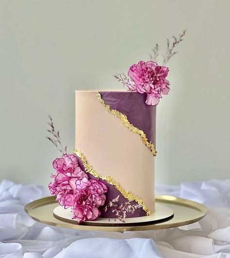 70th Birthday Cake For Women, Birthday Cake Ideas For Women, Cake Ideas For Women, Black Cinderella, Sparkly Wedding Cakes, 40th Birthday Cake For Women, Birthday Cake For Women Simple, Women With Flowers, Elegant Cake Design