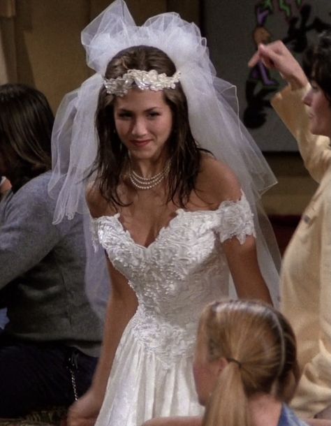 Jennifer Aniston Wedding Dress, Wedding Dresses 90s, Wedding Dress 80s, Jennifer Aniston Wedding, Rachel Green Hair, Retro Wedding Dresses, Wedding Dressses, Retro Bride, Green Wedding Dresses