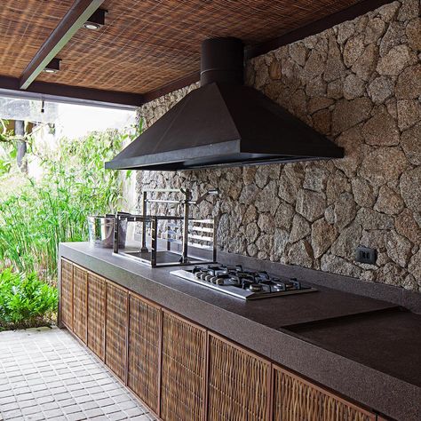 Foto: Reprodução / EKF Arquitetura Barbecue Design, Modern Outdoor Kitchen, Outdoor Kitchen Decor, Outdoor Bbq Kitchen, Urban Decor, Casa Country, Outdoor Kitchen Design Layout, Backyard Kitchen, Outdoor Kitchen Patio