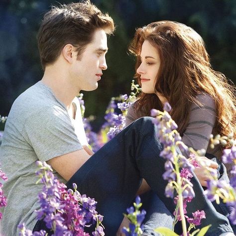 Bella Y Edward, Twilight Bella And Edward, Twilight Scenes, Beau Film, Bella Wedding, Twilight Edward, Twilight Photos, Edward Bella, Twilight Film