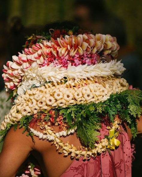 Meleana Hawaii | Layered with love… | Instagram Samoan Aesthetic, Polynesia Aesthetic, Honokaa Hawaii, Polynesian Hair, Polynesian Aesthetic, Crown Flower Lei, Hawaii Leis, Lei Hawaii, Hawaiian Activities