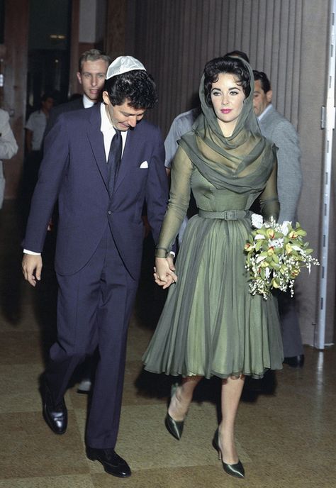 Famous Wedding Dresses, Celebrity Bride, Green Wedding Dresses, Eddie Fisher, Iconic Weddings, Celebrity Wedding Dresses, Tea Length Wedding, Hollywood Wedding, Actrices Hollywood