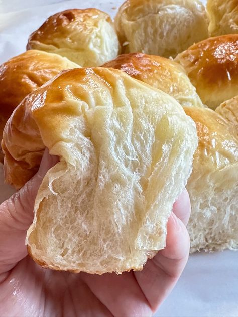 Hawaiian Sweet Rolls - My Country Table Sweet Fluffy Bread, Gluten Free Sweet Hawaiian Rolls, Sweet Hawaiian Bread Recipe, Hawaiian Rolls From Scratch, Dinner Hawaiian Rolls, Artisan Bread Rolls Recipe, Fluffy Sweet Bread, Hawaiian Roll Bread Recipes, Hawaiian Roll Homemade