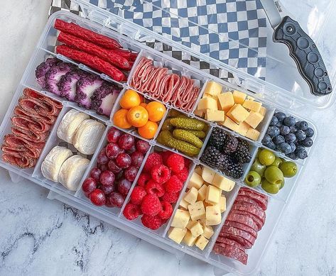 Lake Snacks, Beach Day Food, Plane Snacks, Boat Snacks, Snack Boxes Healthy, Snackle Box, Beach Snacks, Healthy Travel Snacks, Boat Food Ideas