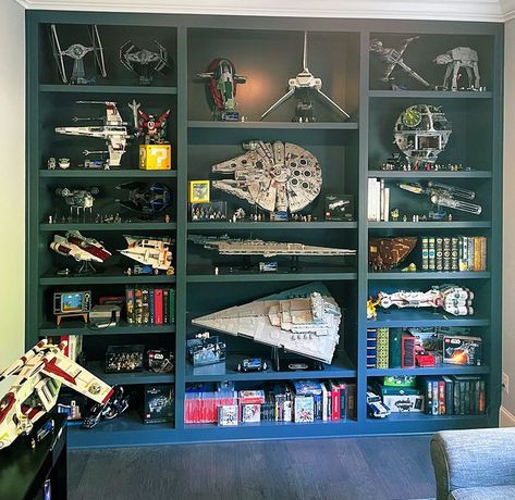 Lego Star Wars Display Ideas, Lego Collection Display Ideas, Lego Display Ideas Adult, Star Wars Collection Room, Lego Collection Display, Lego Set Display, Star Wars Display, Collectors Room Ideas, Lego Displays