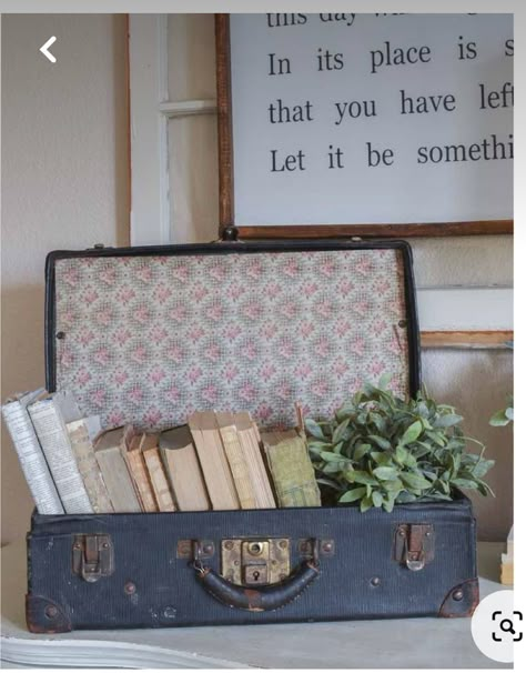 Vintage Suitcase Decor, Suitcase Decor, Suitcase Vintage, Old Suitcases, Vintage Industrial Decor, Vintage Suitcases, Deco Retro, Vintage Suitcase, Vintage Room