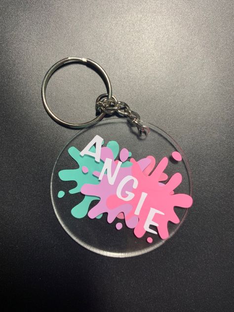 Customizable keychain Cricut Supplies, Keychain Ideas, Idee Cricut, Keychain Craft, Projets Cricut, Cricut Projects Beginner, Acrylic Keychains, Epoxy Resin Crafts, Keychain Design