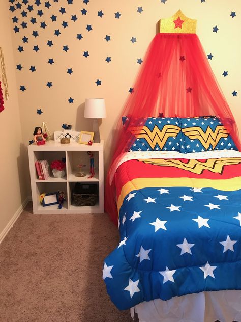 Wonder Woman Bedroom Ideas, Girls Superhero Bedroom, Wonder Woman Party, Wonder Woman Birthday, Superhero Bedroom, Superhero Room, Woman Bedding, Big Beds, Wonder Woman Costume