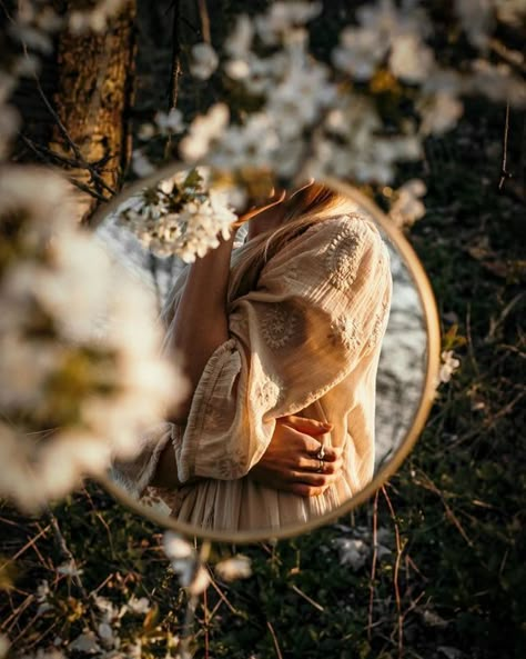 Mountain Woman Aesthetic, Dreamy Aesthetic Photoshoot, Female Photoshoot Ideas Outdoor, Free Spirit Photoshoot, Outdoor Mirror Photoshoot, Forest Portrait Photography, Studio Picture Ideas, Photo Shoot Nature, Confidence Photoshoot