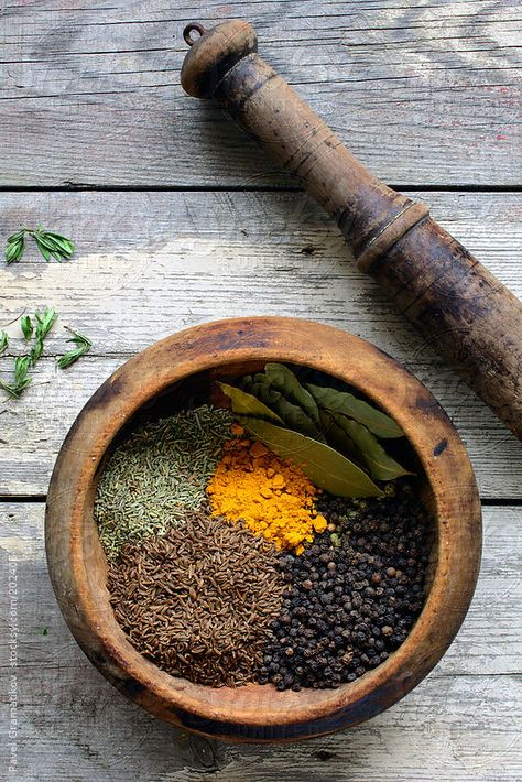 Spices Photography, Thyme Herb, Spices And Herbs, Bay Leaves, Mortar And Pestle, Herbal Remedies, Food Styling, Food Photo, Oregano