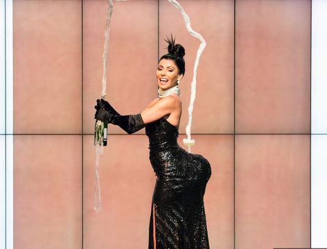 Kelly Ripa as Kim Kardashian Kim Kardashian Paper, Paper Magazine Cover, Katy Perry Costume, Gothic Halloween Costumes, Jenner Family, Kelly Ripa, Unique Costumes, Celebration Gif, Creative Halloween Costumes