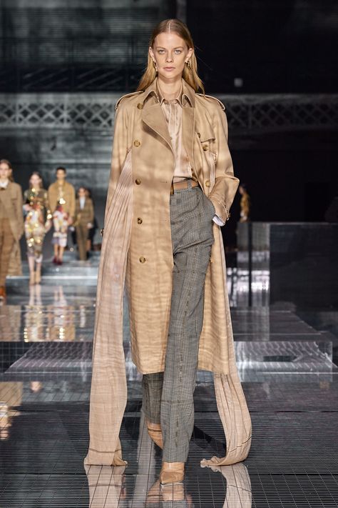 Burberry 2020, London Fashion Week Runway, London Fashion Weeks, Gaun Fashion, Technology Fashion, Vogue Germany, To Wear, Fashion Week Runway, Irina Shayk