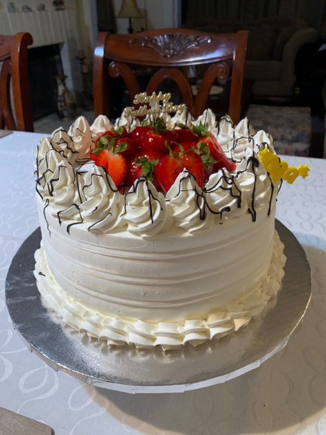 Vanilla & strawberry Cake 😋 Vanilla Strawberry Cake, Mother Birthday Cake, Strawberry Birthday Cake, Birthday Cake For Mom, Vanilla Birthday Cake, Strawberry Birthday, Deli Food, Strawberry Cakes, Pretty Birthday Cakes