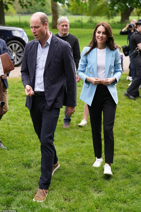 William and Kate release gorgeous photos and videos from their surprise Windsor walkabout | Daily Mail Online Prince And Princess Of Wales, Catherine Middleton, Windsor Castle, William And Kate, Prince William And Kate, Princess Kate, Prince And Princess, Princess Of Wales, Duke And Duchess