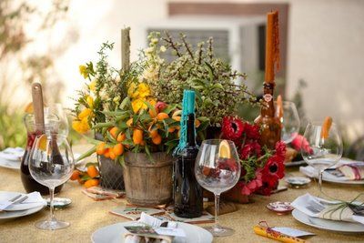 Rustic Spanish table decor - especially love the colored taper candles in bottles. Spanish Table Setting, Spanish Themed Party, Paella Party, Spanish Dinner, Spanish Style Wedding, Spanish Table, Rustic Table Setting, Country Table, Beautiful Table Settings