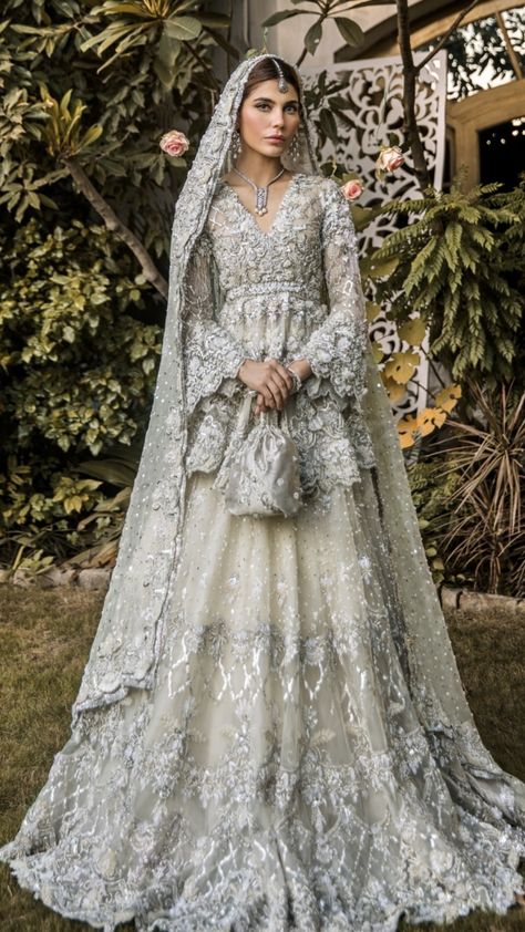 Walima Dress, Desi Wedding Dresses, Nikkah Dress, Desain Quilling, Asian Bridal Dresses, Asian Wedding Dress, Bridal Dresses Pakistan, Pakistani Wedding Outfits, Beautiful Pakistani Dresses