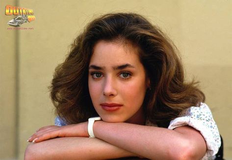 80s Fashion Ideas, Claudia Wells, Beach Scene Pictures, Actors On Set, Back To The Future 1985, Donna Hay Recipes, Female Portrait Photography, Future Poster, Scene Pictures