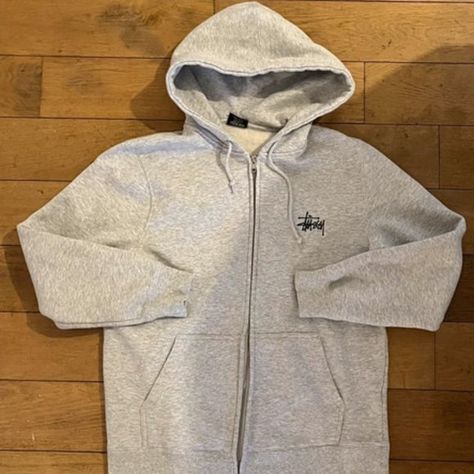 Stussy felpa hoodie Grey Stussy Hoodie, Stussy Zip Up, Stussy Hoodie, Drip Drip, Hoodie Aesthetic, Basic Shorts, Cool Outfits For Men, Moda Vintage, Hoodie Girl