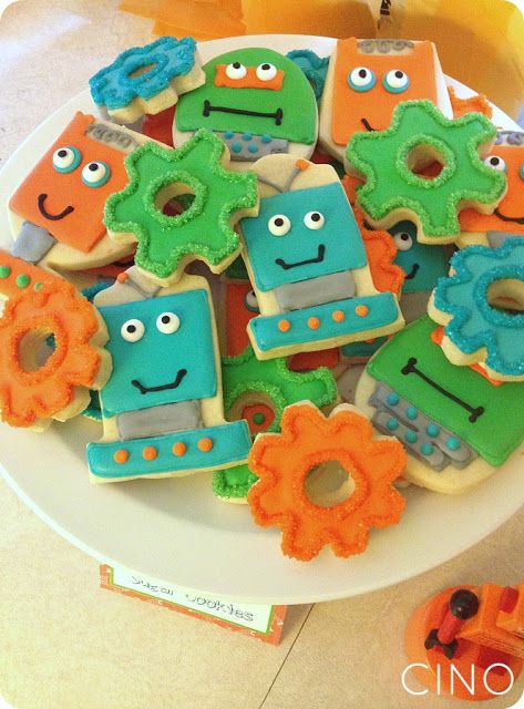 Robot cookies - so cute! (From Craftiness Is Not Optional) Robot Cookies, Robot Party Food, Maker Fun Factory Vbs 2017, Robot Clipart, Maker Fun Factory Vbs, Robot Cake, Maker Fun Factory, Robot Birthday Party, Robot Theme