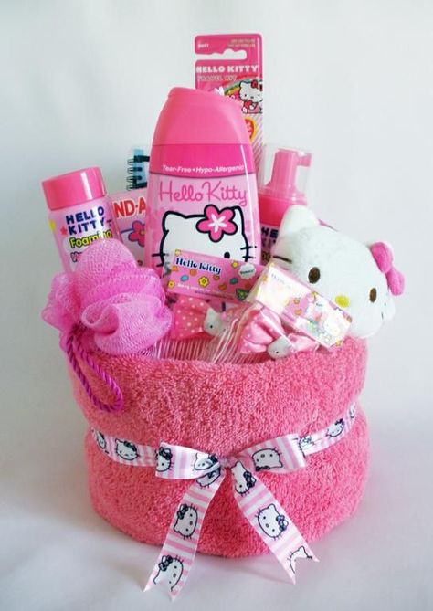 Cute DIY Hello Kitty Theme Gift Bundle Idea - Do it Yourself Gift Baskets Ideas for All Occasions - Perfect for Christmas - Birthday or anytime! Best Christmas Gift Baskets, Unique Christmas Gifts Diy, Kid Cakes, Diy Hello Kitty, Christmas Gift Baskets Diy, Towel Cake, Towel Cakes, Hello Kitty Gifts, Candy Wreath