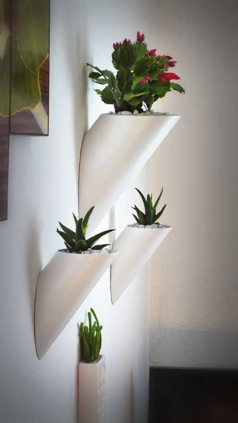 Wall Plant Decor, Inside Plants Decor, Plant Decor Ideas, Apartment Flowers, Indian Balcony, Plants Balcony, Pvc Pipe Crafts, نباتات منزلية, Apartment Plants