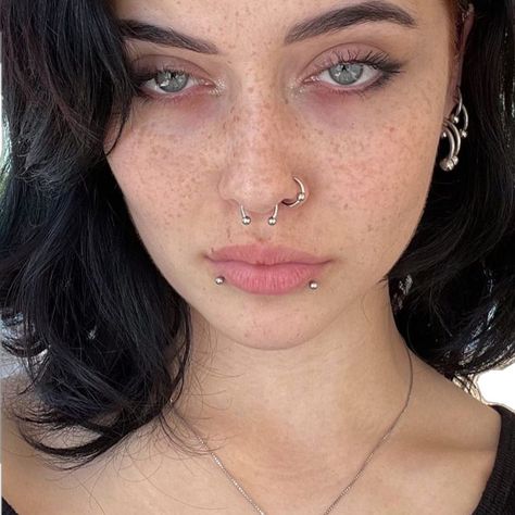 Pirsing Face, Middle Lip Piercing, Inna Nord, Eyebrow Piercing Jewelry, Snake Bite Piercing, Mouth Piercings, Lip Piercing Jewelry, Beautiful Freckles, Devil Girl