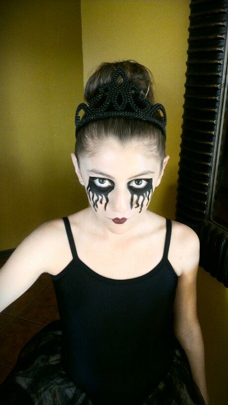 Halloween makeup....dead ballerina....evil ballerina Dead Ballerina Makeup, Dead Ballerina Costume, Evil Ballerina, Ballerina Costume Halloween, Halloween Ballerina, Zombie Ballerina, Dancer Makeup, Haunted House Makeup, Ballerina Halloween Costume