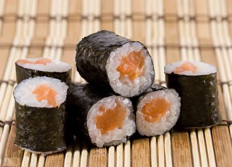 Simple Salmon Roll: How to Make Hosomaki Sushi Like a Pro - Secrets of Sushi Hosomaki Sushi, Salmon Roll Sushi, Salmon Sushi Rolls, Salmon Roll, Roll Sushi, Sushi At Home, King Salmon, Salmon Sushi, Homemade Sushi