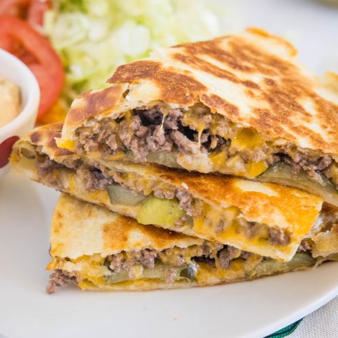 Tuck into a crispy cheeseburger quesadilla loaded with juicy burger meat, onions, pickles, and melty cheese folded inside a warm tortilla. Homemade Burger Sauce, Cheeseburger Quesadilla, Cheeseburger Pie, Homemade Burger, Juicy Burger, Burger Meat, Fast Dinner Recipes, Burger Toppings, Homemade Burgers