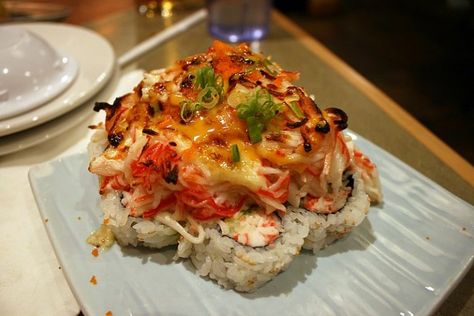 Volcano Roll Sushi - A Recipe Worth Trying Volcano Roll Sushi, Japanese Sushi Recipes, Sushi Hiro, Volcano Roll, Peru Food, Sushi Roll Recipes, Japanese Food Sushi, Sushi Making, Roll Sushi