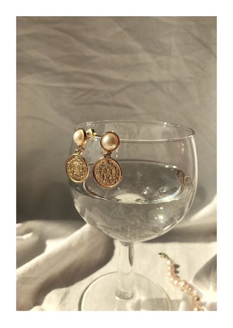 gold flatlay asos glasses glass light Jewellery Pictures Instagram, Wine Glass Jewelry Photography, Product Photos Jewelry, Flatlay Photography Products, Jewelry Flat Lay Ideas, Gold Jewellery Photography, Earring Product Photography, Jewelry Pictures Ideas, Earrings Photography Ideas