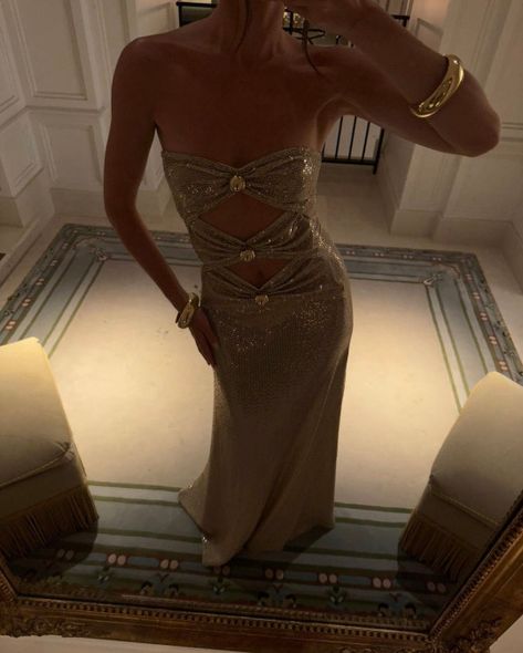 Follow @thcartierrug and get more of the good stuff by joining Tumblr today. Dive in! Strapless Long Dress, Fest Outfits, Dress Women Elegant, Dresses Elegant, Women Long Dresses, Evening Party Dress, Looks Style, Mode Inspiration, Fashion Killa