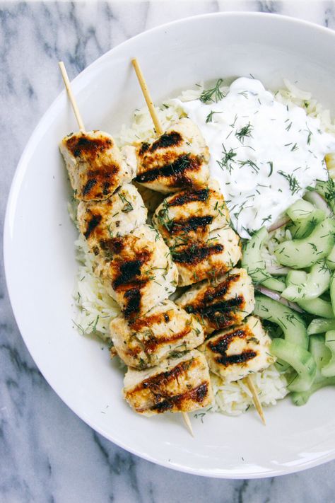 Grilled Chicken Kebab Bowls - I Will Not Eat Oysters Chicken Kebab, Chicken Kebabs, God Mat, Chicken Skewers, Idee Pasto Sano, Cucumber Salad, Greek Recipes, Skewers, I Love Food