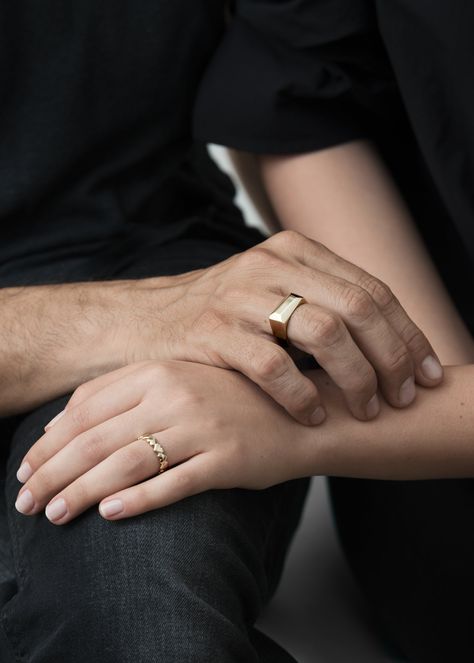 Gold Ring For Men Unique, Gold Ring For Men, Signet Ring Gold, Blue Diamond Engagement Ring, Black Diamond Bands, Ring Selfie, Black Onyx Engagement Ring, Diamond Wedding Jewelry, Signet Rings