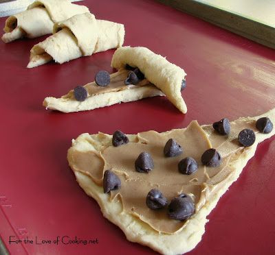 Chocolate and Peanut Butter Filled Crescent Rolls Crescent Rings, Filled Crescent Rolls, Baked Sweets, Desert Night, Pillsbury Recipes, Delicious Sweets, Chocolate Roll, Chocolate And Peanut Butter, Baking Desserts