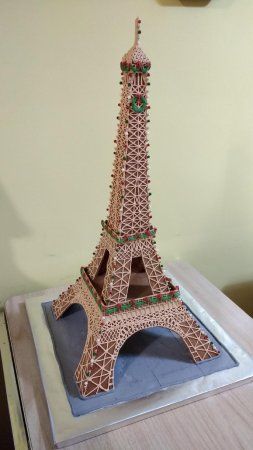 Gingerbread Christmas Tree, Baby Center, Wreaths And Garlands, Gingerbread House, Cookie Decorating, Eiffel Tower, Gingerbread, Tower, Christmas Tree