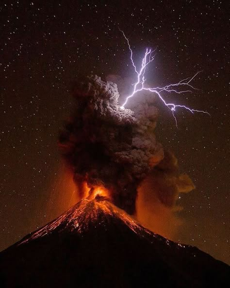 Volcano Lightning, Symbols Of Power, Lightning Art, Lightning Photography, Volcanic Eruption, Time Pictures, Thunder And Lightning, Most Beautiful Animals, Fire Art