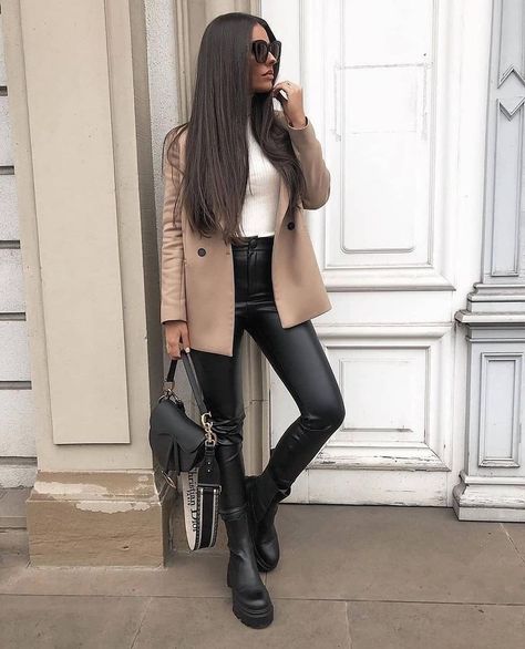 Leather Jeans Outfit, Leather Trousers Outfit, Leather Pants Style, World Fashion, Leather Pants Outfit, Beige Outfit, Work Outfits Women, Faux Leather Pants, Winter Fashion Outfits