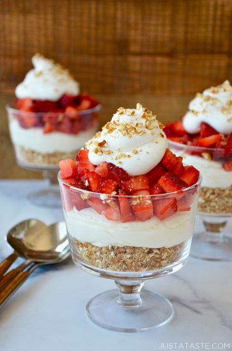 Strawberry Cheesecake Parfaits, Pretzel Dessert, Cup Recipes, Homemade Burger Buns, Strawberry Pretzel Dessert, Pretzel Desserts, Dessert Cups Recipes, Dessert Mini, Cheesecake Parfaits