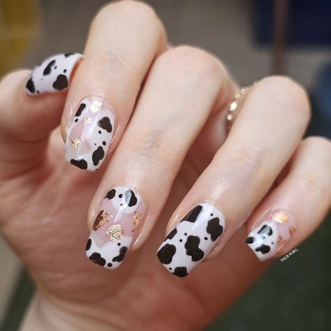 🧛🏻‍♀️Karolina Gonzalez🧛🏻‍♀️ Nail Art Enthusiast | 🐄Cow🐄 for the #RandomNailChallengeJuly [𝔣𝔯𝔢𝔢 𝔥𝔞𝔫𝔡] 🐄 ℭ𝔬𝔩𝔬𝔯 𝔫𝔞𝔦𝔩 𝔭𝔬𝔩𝔦𝔰𝔥 𝔲𝔰𝔢𝔡 𝔞𝔰 𝔟𝔞𝔰𝔢: @catrice.cosmetics 'kiss the miss' 🐄 𝔒𝔱𝔥𝔢𝔯 𝔫𝔞𝔦𝔩 𝔭𝔬𝔩𝔦𝔰… | Instagram Spot Nails, Art Enthusiast, Gel Nail Designs, Free Hand, Gel Nail, Hand Coloring, Nail Colors, Gel Nails, Cow