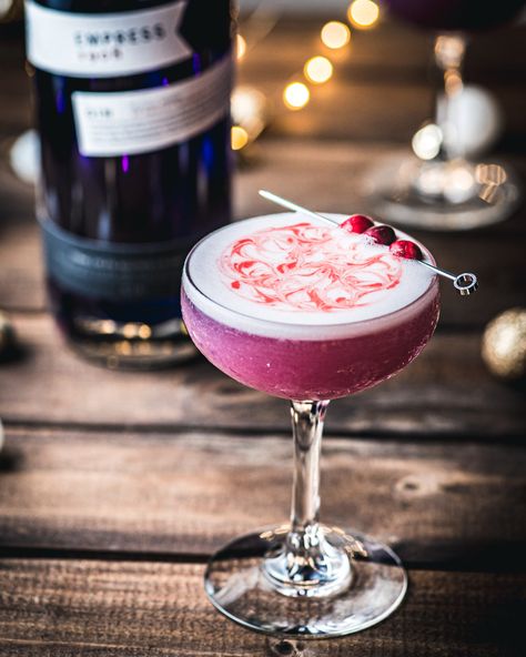 Frosted Cranberry Empress Gin Cocktail Christmas Gin Cocktails, Cranberry Gin Cocktail, Cocktails With Gin, Empress Gin Cocktail, Empress Gin, Holiday Cocktail Recipes, Cooking With Wine, Frosted Cranberry, Berry Cocktail