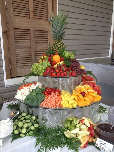 Veggie Display, Deco Fruit, Club Activities, Decorações Com Comidas, Catering Display, Fruit Displays, Fruit Kabobs, Fruit Display, Reception Food