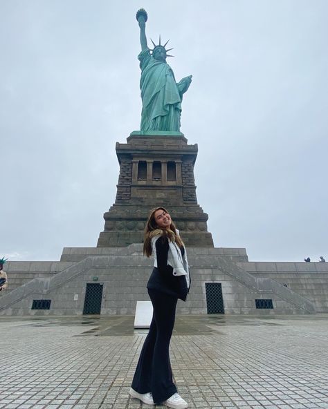 Statue Of Liberty Picture Poses, Statue Of Liberty Poses Ideas, Statue Of Liberty Picture Ideas, New York Picture Ideas Summer, Statue Of Liberty Photo Ideas, New York Poses, Summer In Usa, New York Picture Ideas, Nyc Photoshoot Ideas