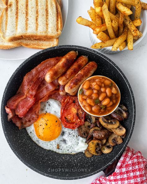 Where would you start with this fryup? There’s nothing quite like an English breakfast on a public holiday morning! #englishbreakfast #breakfast #fryup Homemade Breakfast Aesthetic, English Breakfast Aesthetic, English Breakfast Recipes, English Breakfast Ideas, At Home Brunch Ideas, Proper English Breakfast, Bistro Breakfast, England Breakfast, Breakfast Dates