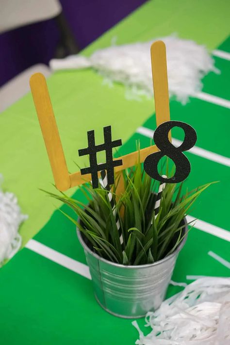 Kids Football Parties, Party Decorations Centerpieces, Football Centerpieces, Sandwich Vegetarian, Football Party Decorations, Football Baby Shower, Sports Party Decorations, Sports Birthday Party, Football Theme Party