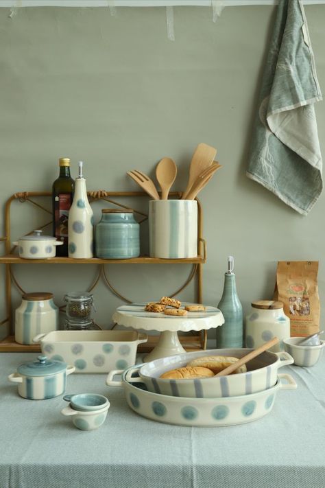 💡An adorable way to dress up your kitchen.

📌Multiple cookware types for choices
📌Hand-painted details in dots or stripes
📌Glazed in light yellow and fresh green

🚀Customization is available Green Cookware, Ceramic Kitchenware, Creative Ceramics, Ceramics Pottery Bowls, Kitchenware Products, Flat Decor, Pottery Lamp, Ceramic Workshop, Glaze Ceramics