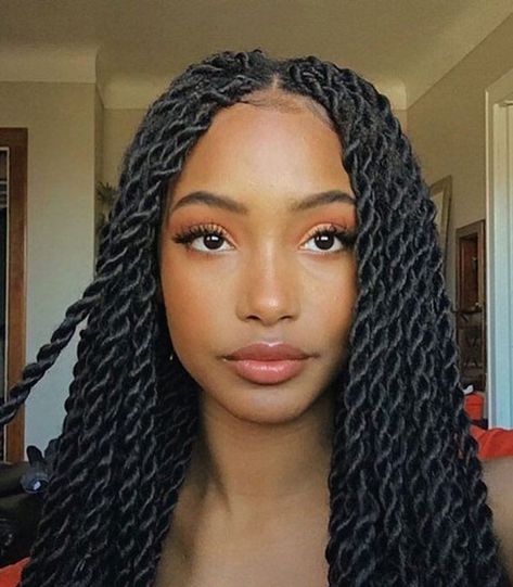 woman with long twist braids Marley Twist Hairstyles, Trendy We Fryzurach, Marley Twists, Long Box Braids, Pelo Afro, Twist Braid Hairstyles, Box Braids Styling, African Braids Hairstyles, African Braids