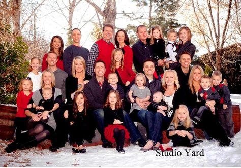 . Large Family Photo Ideas, Large Family Photo Shoot Ideas, Large Family Pictures, Large Family Photography, Large Family Photo, Large Family Portraits, Large Family Poses, Family Photo Colors, Big Family Photos