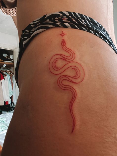 Tattoo Red And Black, Red Snake Tattoo, Snakes Tattoo, Small Snake Tattoo, Tattoo Red, Small Snakes, Red Snake, Snake Tattoo, Mini Tattoos