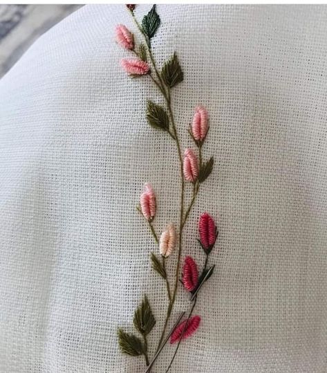 Sulaman Pita, Simple Hand Embroidery Patterns, Hand Embroidery Patterns Flowers, Floral Embroidery Patterns, Hand Embroidery Videos, Diy Embroidery Patterns, Basic Embroidery Stitches, Hand Embroidery Tutorial, Handmade Embroidery Designs